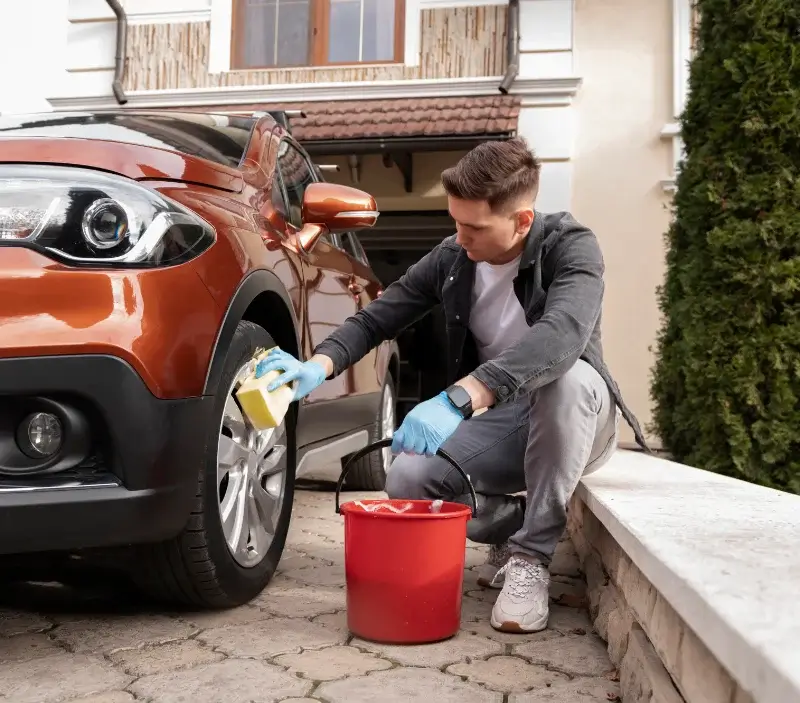 Lavage auto à domicile Saint-Sauveur-de-Cruzières : professionnel intervenant sur un véhicule